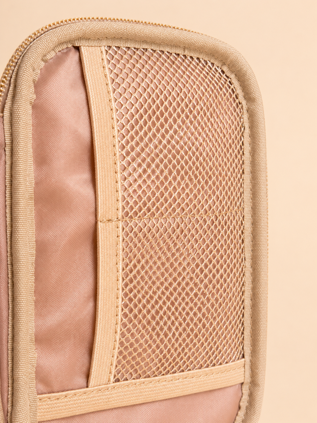 Détail des compartiments de la trousse électronique Maison Noomaé