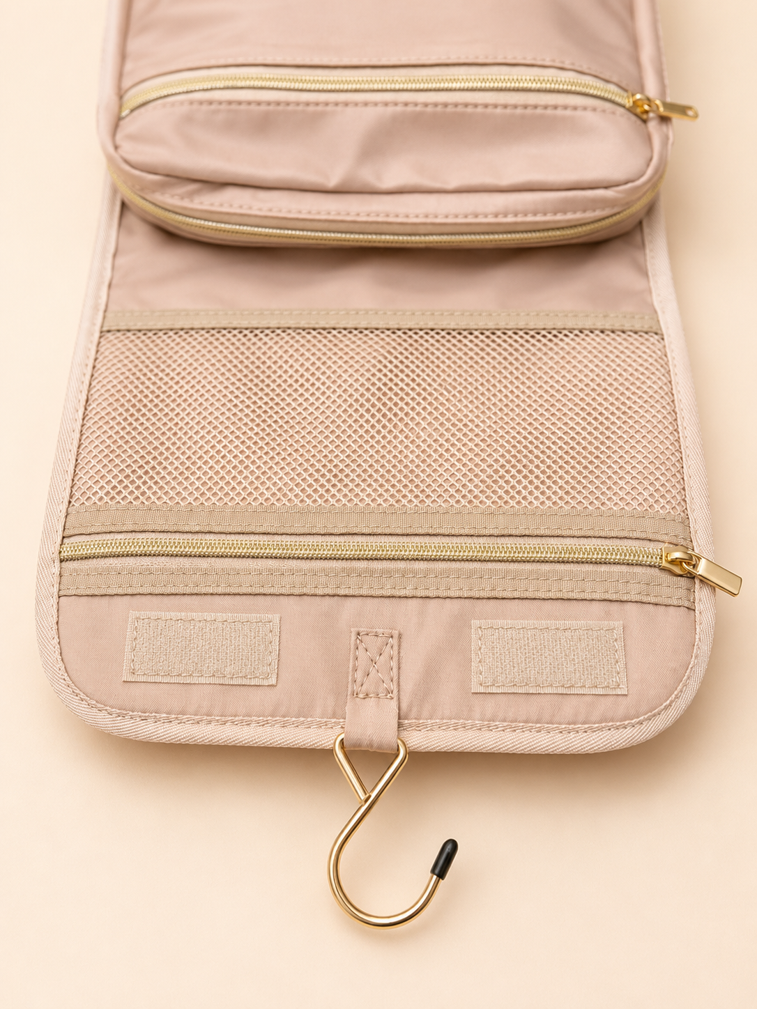Intérieur de la trousse de toilette avec poches